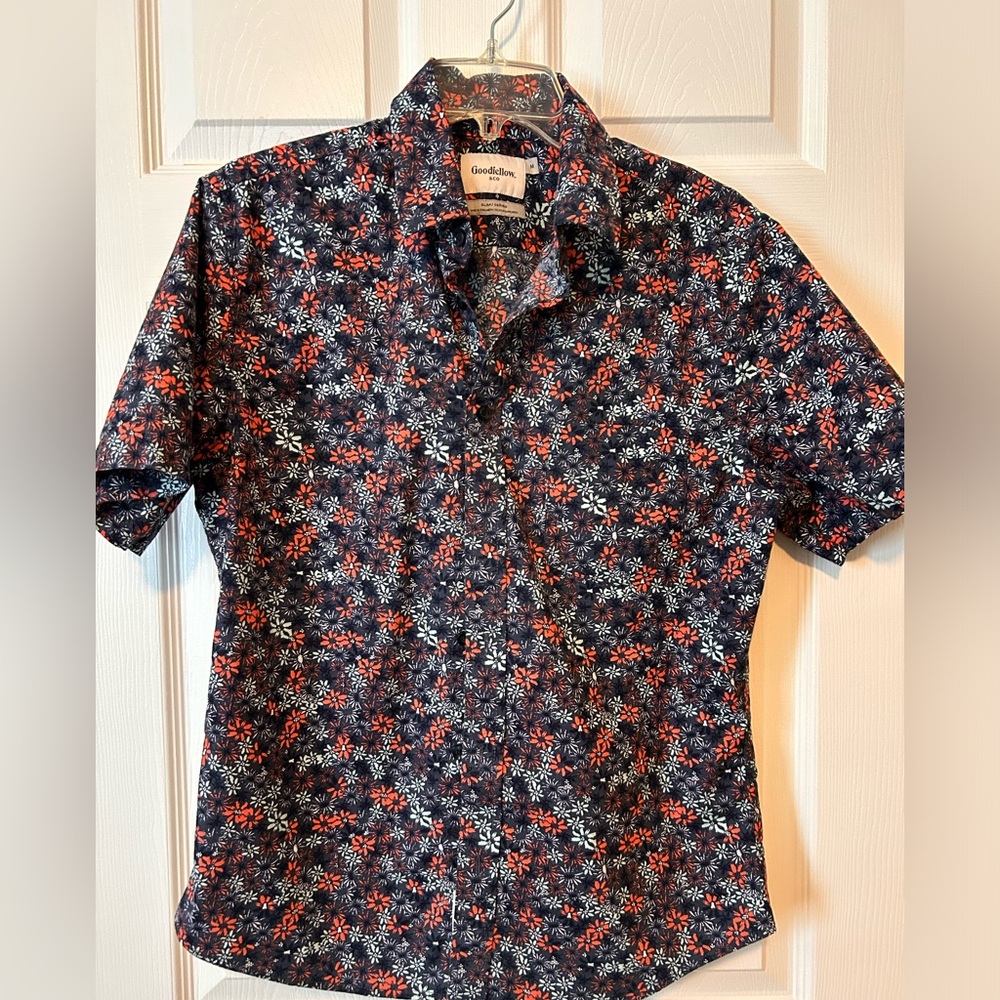 Shortsleeved summer button down for Men. Medium. Goodfellow & Co.